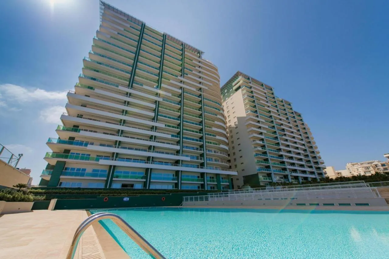Seafront Lux Apart Inc Pool, Upmarket Area スリーマ アパート